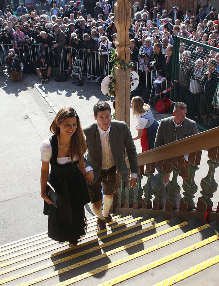 Robert-Lewandowski-wife-Anna-Oktoberfest-490648580.jpg